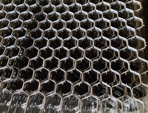 定制的耐高溫龜甲網(wǎng)具有杰出的高抗磨性跟耐腐蝕性